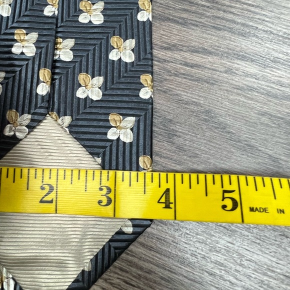Ermenegildo Zegna Grey with Gold and White Flower Pattern Silk Tie - Picture 5 of 5
